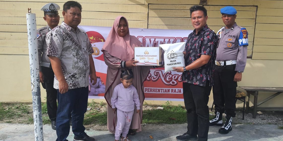 Lagi…!!! Polsek Perhentian Raja Beri Bantuan Pada Masyarakat Yang Mengalami Kenaikan Harga Bapokting.