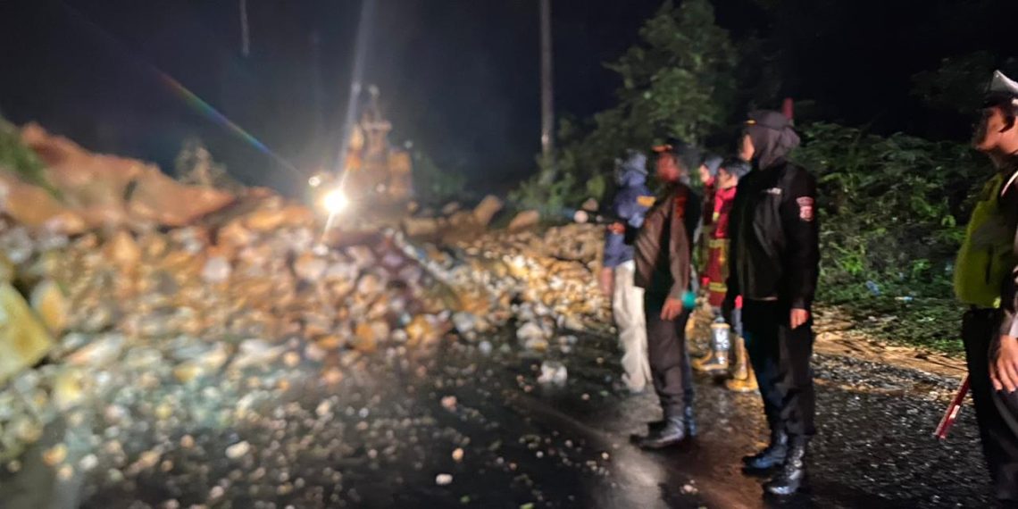 Longsor di KM 81 Jalan Sumbar Riau, Kapolres Kampar Koordinir Pengamankan Hingga Tuntas