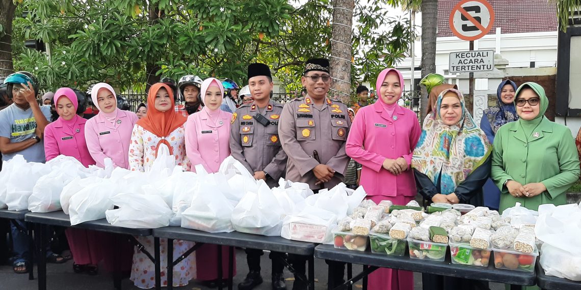 Sinegritas TNI Polri Berbagi Takjil Kepada Masyarakat