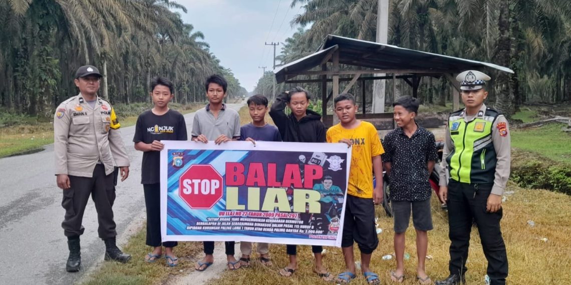 Antisipasi Balapan Liar, Polsek Tapung Hilir Pasang Spanduk STOP BALAP LIAR