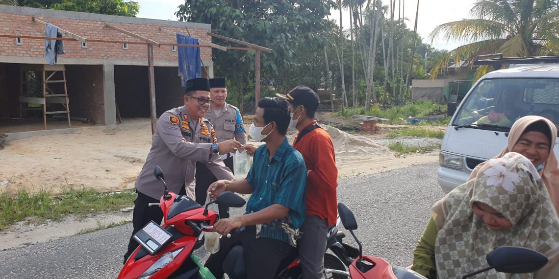 Polsek Siak Hulu Berbagi Takjil Gratis Dalam Rangka Bhakti Sosial
