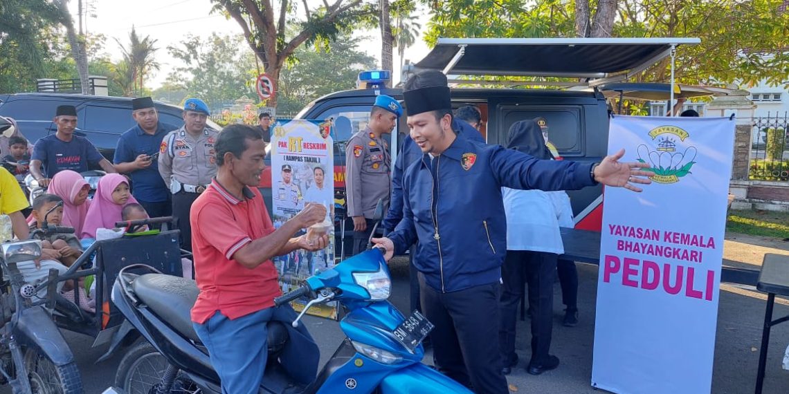 Satreskrim Polres Kampar Bagi-bagi Takzil di Bangkinang Kota