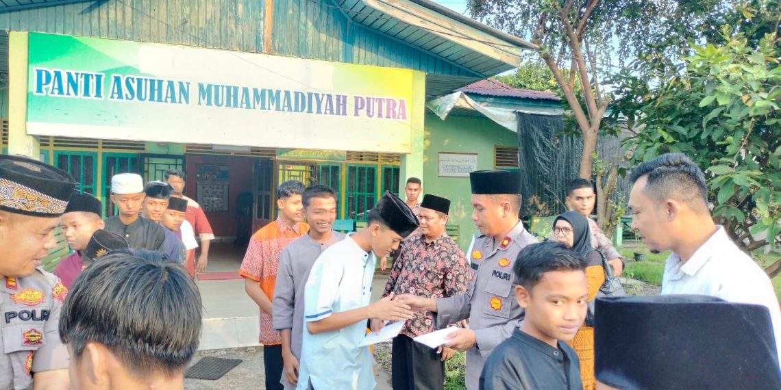 Waka Polres, Bagi-bagi Takjil dan Santunan Pada Panti Putri dan Putra Aisyah Muhamadiyah Kuok