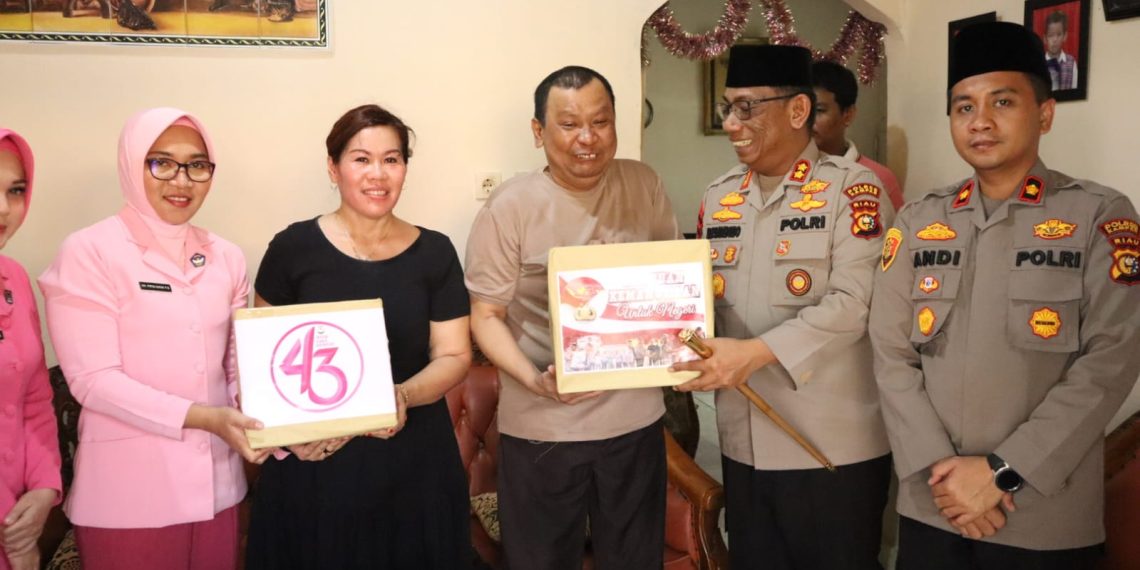 Peduli, Dua Personil Polres Kampar Yang Sakit di Jenguk Kapolres
