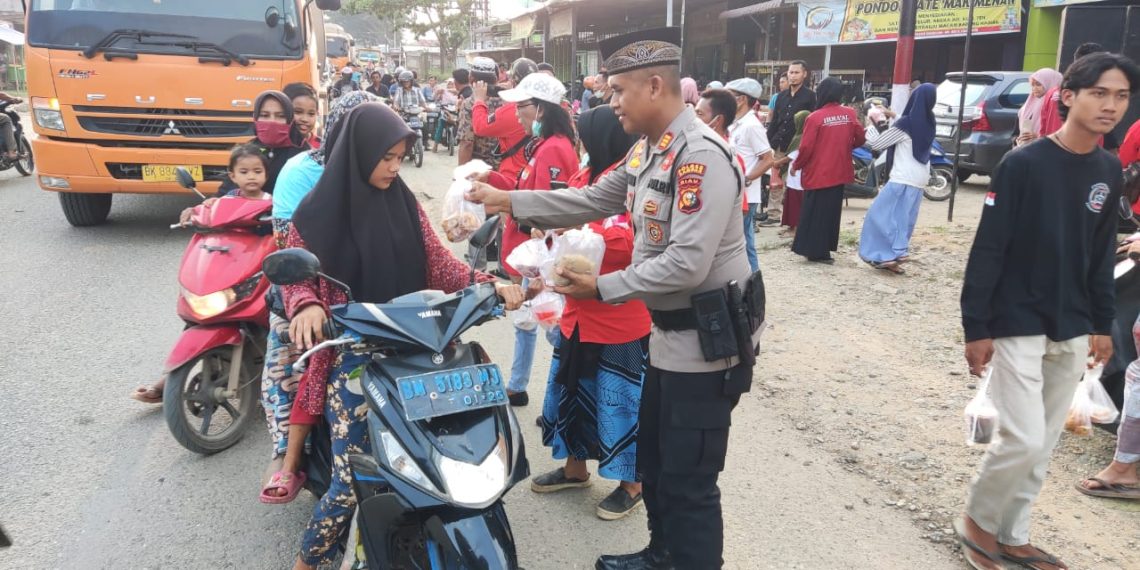 Polsek Tapung Hulu Bagikan 300 Paket Takjil Gratis Kepada Masyarakat