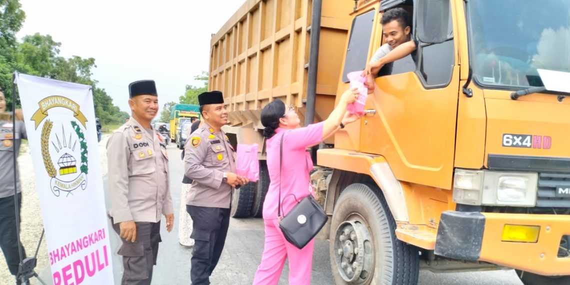 Peduli, Bhayangkari Ranting Polsek Tambang Berbagi Takjil Gratis