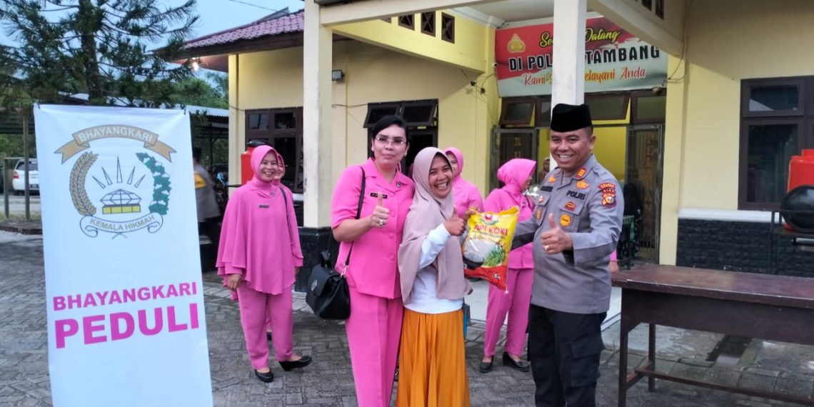 Peduli, Polsek Tambang Berikan Bantuan Kemanusiaan Untuk Negeri Kepada Warga Kurang Mampu
