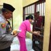 Kapolsek Tambang Didampingi Ketua Ranting Bhayangkari Berbagi Makanan dan Minuman Kepada Para Tahanan