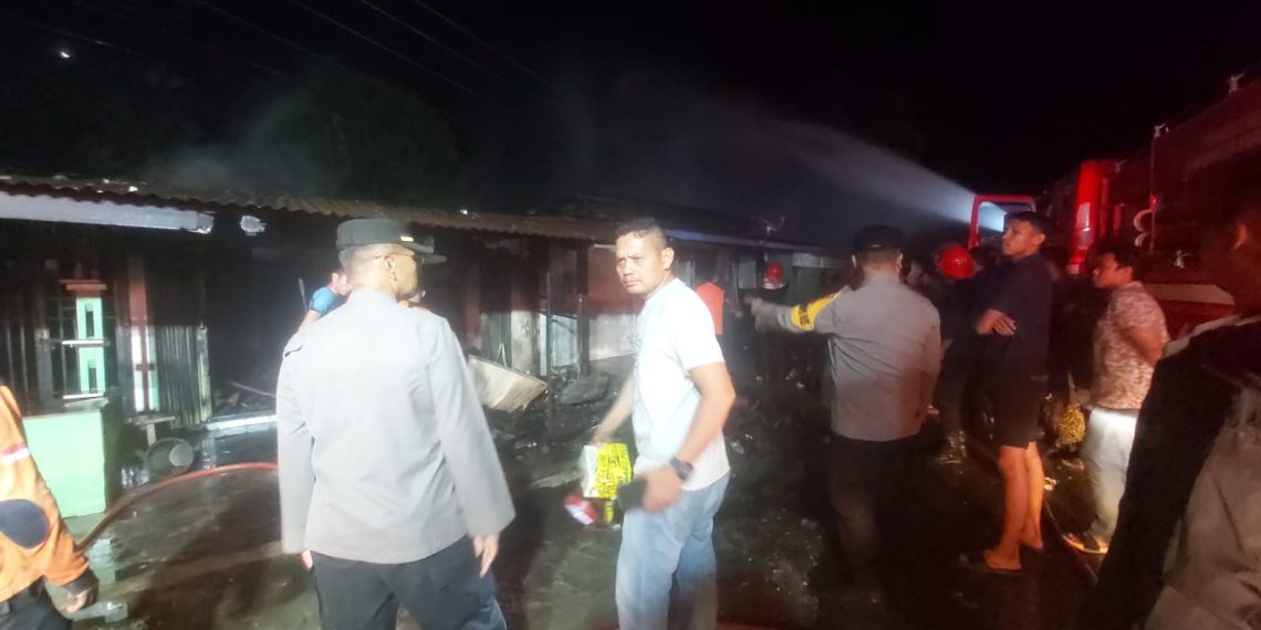 Kebakaran Hebat Terjadi Pasir Sialang, 2 Rumah Petak, 3 Ruko dan Rumah Kayu Hangus Terbakar