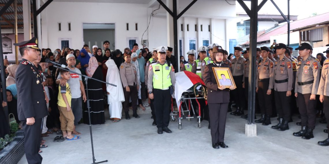 Kapolres Kampar Pimpin Prosesi Pemakaman Anggotanya