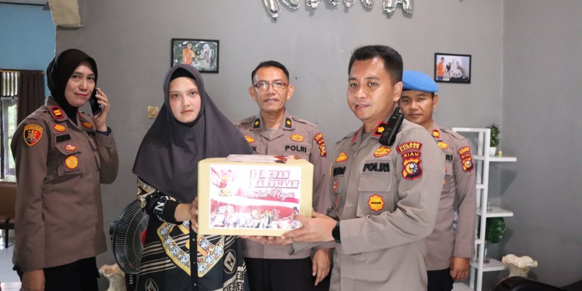Polres KamparPeduli, Dua Anggota di Jenguk Waka Polres Kampar