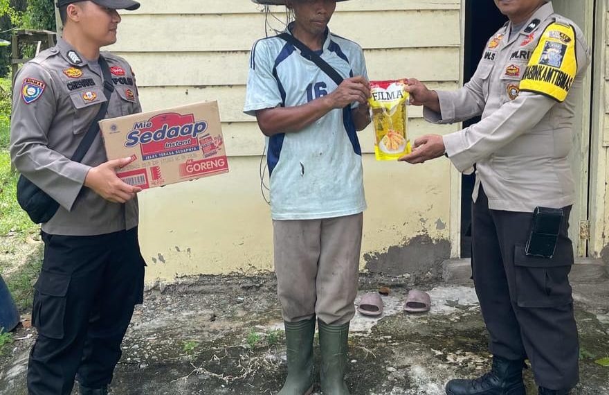 Jum’at Berkah, Polsek Tapung Hilir Bagikan Paket Sembako Kepada Warga Desa Kota Garo