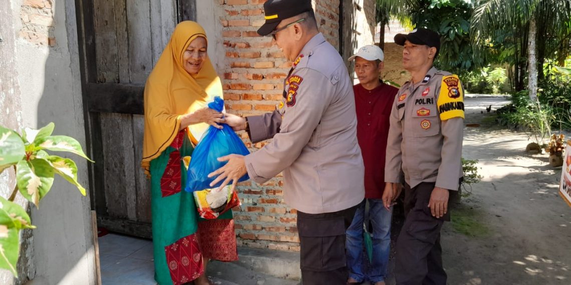 Lagi! Jumat Barokah, Polsek Siak Hulu Berikan Bansos Kepada Warga Kurang Mampu
