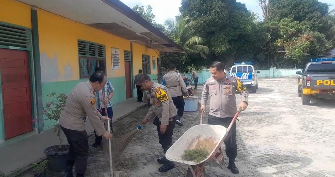 Sambut HUT Bhayangkara Ke-77, Polsek Siak Hulu Laksanakan Bakti Sosial di Masjid
