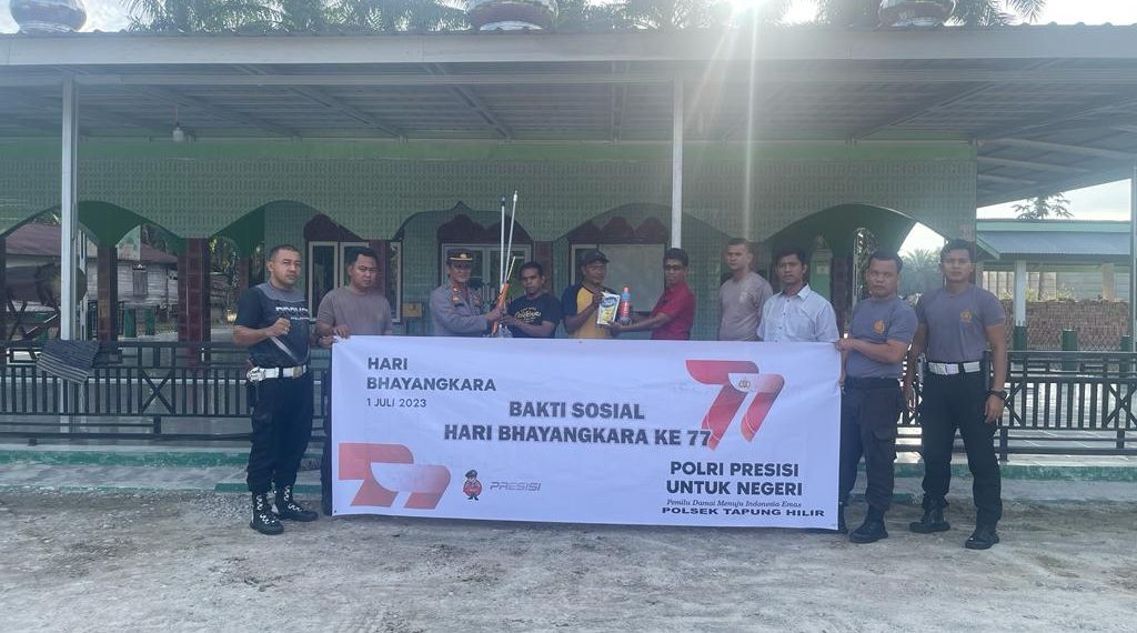 Menyambut HUT Bhayangkara ke 77, Polsek Tapung Hilir Lakukan Gotong Rayong di Masjid dan Gereja
