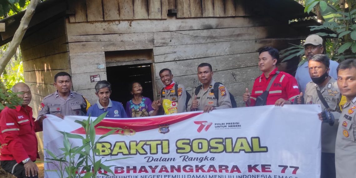 30 Warga Terpencil Dapat Bansos dari Polsek Kampar Kiri