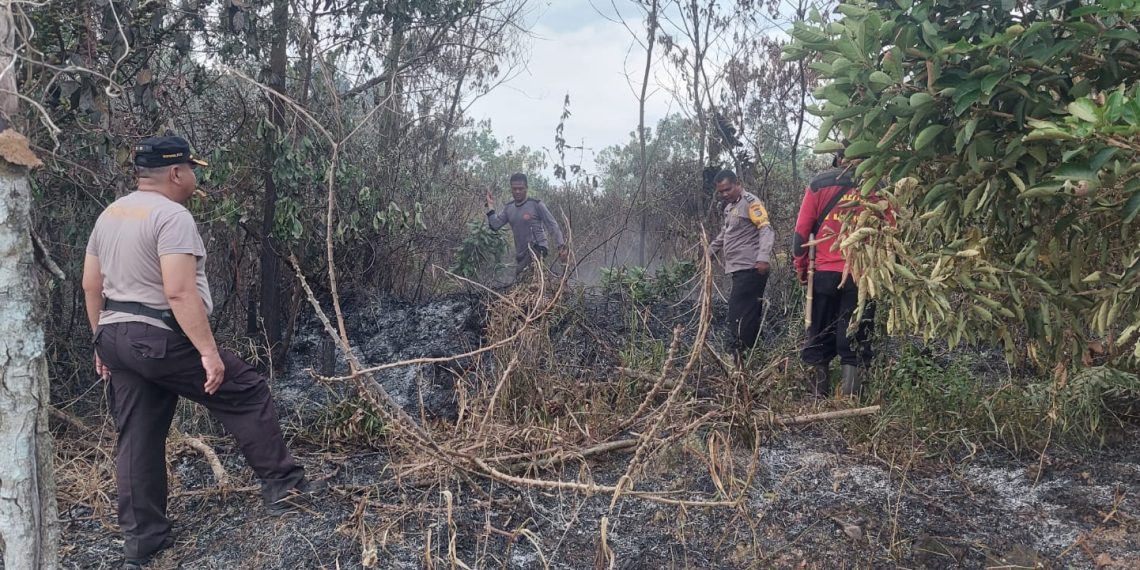 Kapolsek Tapung Pimpin Langsung Penanganan Karhutla di Desa Karya Indah Kecamatan Tapung