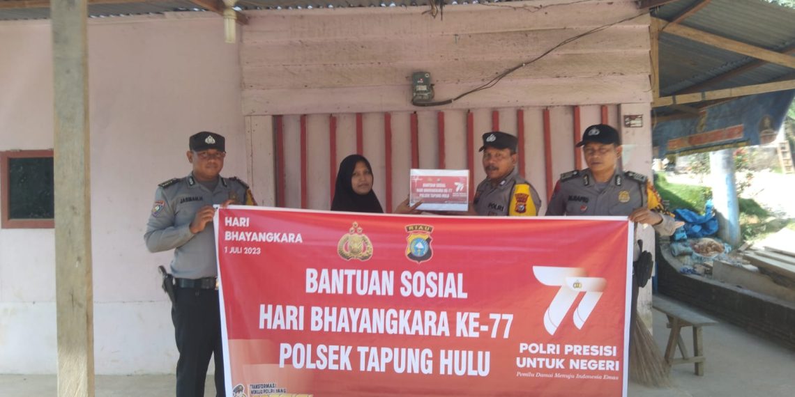 Bansos HUT Bhayangkara Ke-77, Polsek Tapung Hulu Berikan Paket Sembako Kepada Warga Desa Sumber Sari