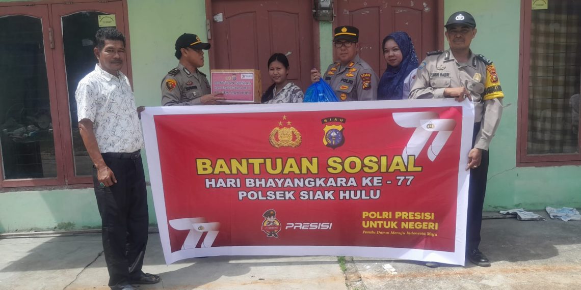 Peringati Hari Bhayangkara Ke-77, Polsek Siak Hulu Berikan Bansos Kepada Warga Kurang Mampu