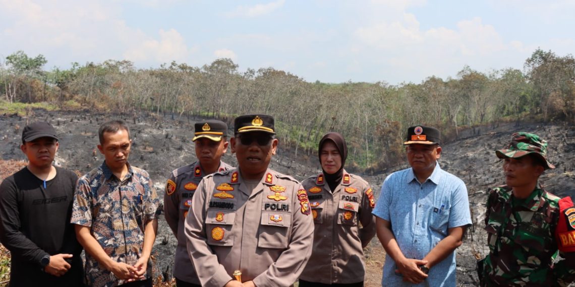 Kapolres Kampar Turun Langsung Lakukan Pengecekan dan Pemadaman Kebakaran Lahan