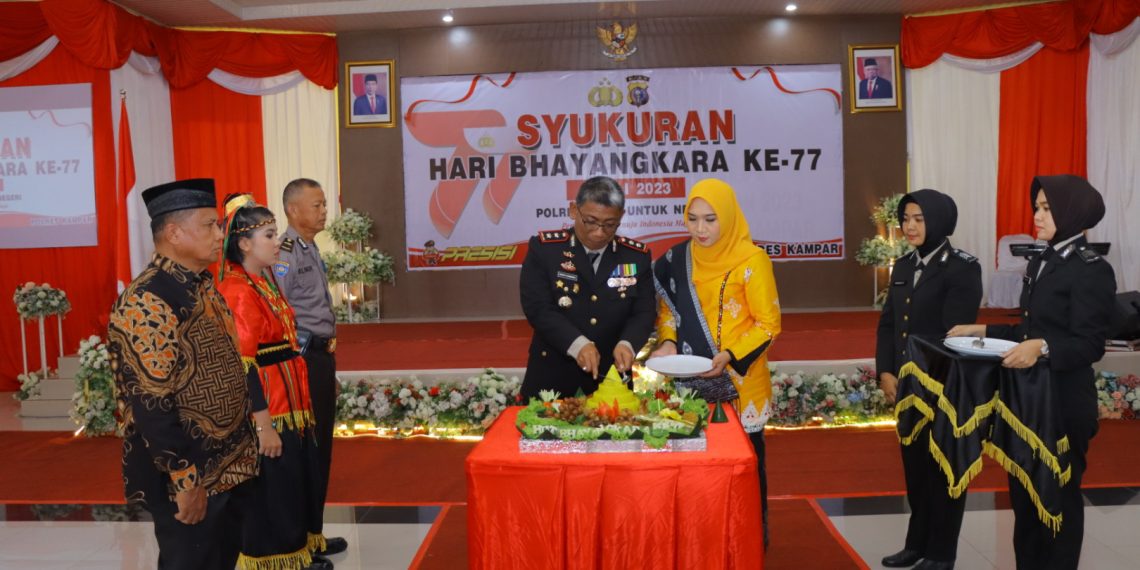 Suasana pemotongan tumpeng mewarnai syukuran Hari Bhayangkara ke 77 oleh Polres Kampar