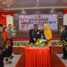 Suasana pemotongan tumpeng mewarnai syukuran Hari Bhayangkara ke 77 oleh Polres Kampar