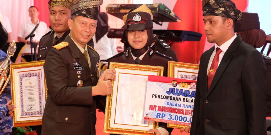 Mantap, Polwan Polres Kampar Juara 1 Kejuaraan Bela Diri Polri Piala Kapolda Cup