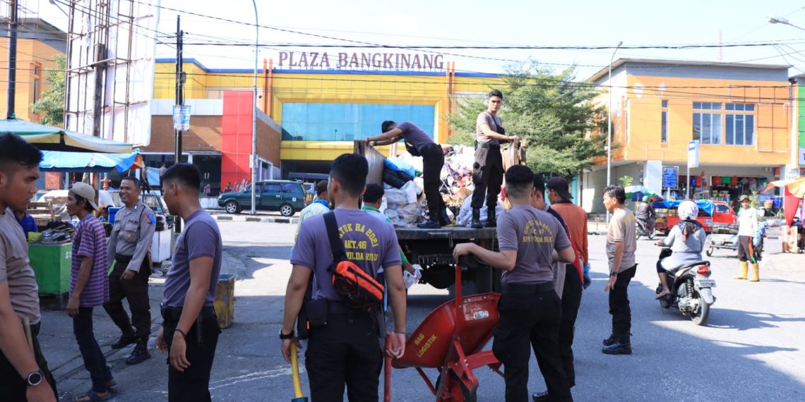 Peduli Lingkungan Bersih, Polres Kampar Jajaran Serentak Bersihkan Sampah