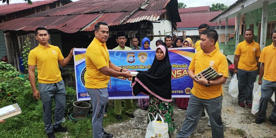 Jumpe Romansa Biro SDM Polda Riau Bagikan Sembako, Al-Quran Dan Sejumlah Uang Santunan Kepada Masyarakat