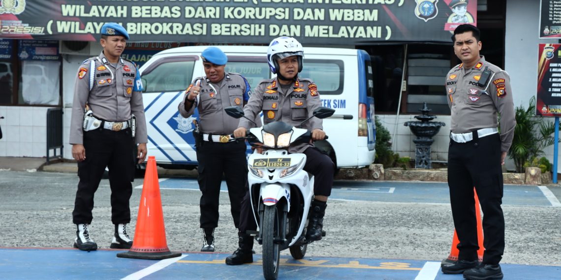 Kapolres Kampar Tinjau dan Test Drive di Lapangan Praktek Uji SIM SatLantas Polres Kampar