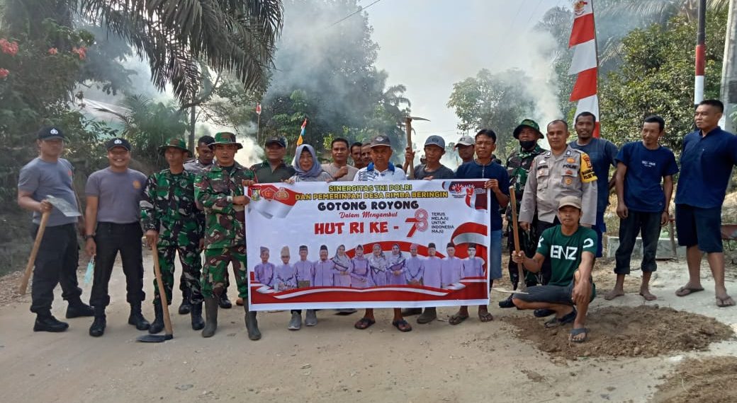 TNI/POLRI dan Pemerintahan Desa Rimba Beringin Bersinergi, Laksanakan Gotong Royong Bersama