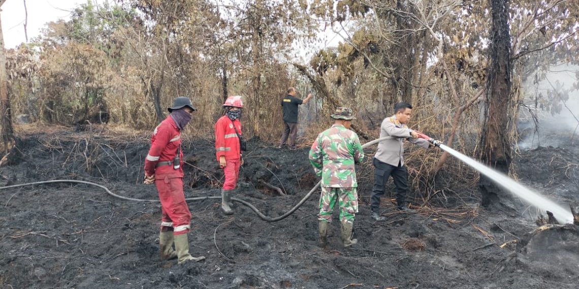 Polsek Tambang Lakukan Pendinginan Karhutla di Desa Rimbo Panjang