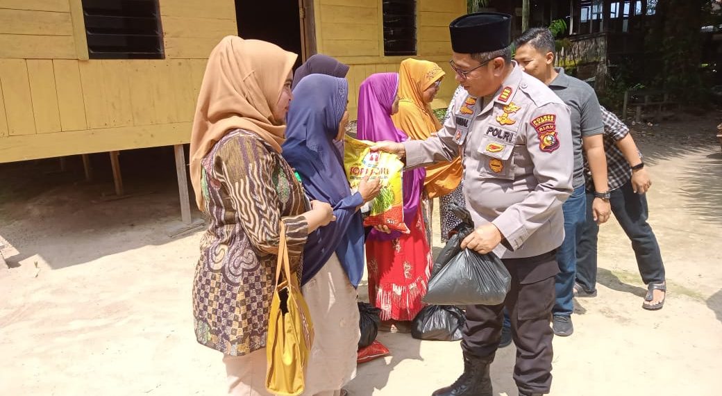 Jumat Barokah, Polsek Siak Hulu Bersama Koramil dan PT ABL Berikan Bansos Kepada Warga Kurang Mampu