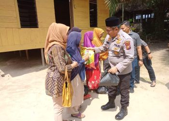 Jumat Barokah, Polsek Siak Hulu Bersama Koramil dan PT ABL Berikan Bansos Kepada Warga Kurang Mampu