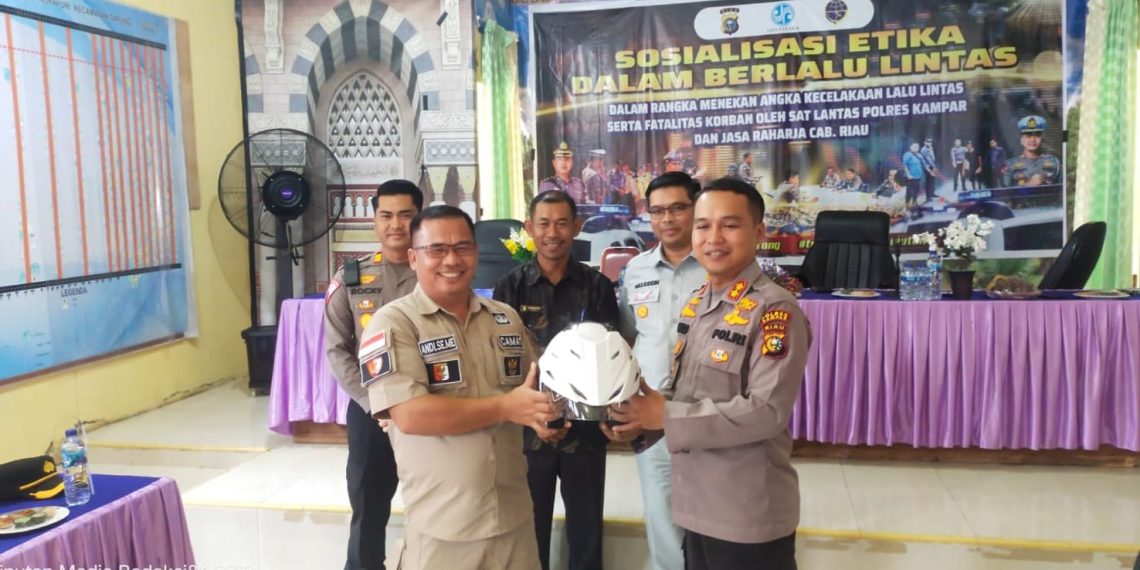 Plh Kapolsek Tapung Dampingi Kapolres Kampar Bersama Jasa Raharja Cab. Riau Dalam Sosialisasi Etika Berlalulintas di Desa Indrapuri