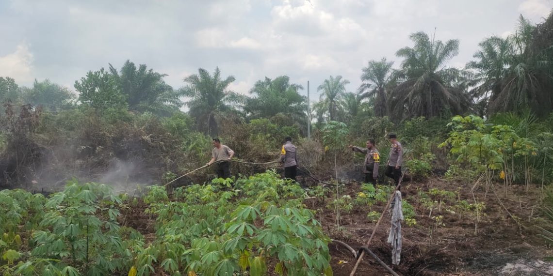 Polsek Tambang Berjibaku Memadamkan Karhutla di Desa Tarai Bangun