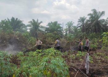 Polsek Tambang Berjibaku Memadamkan Karhutla di Desa Tarai Bangun