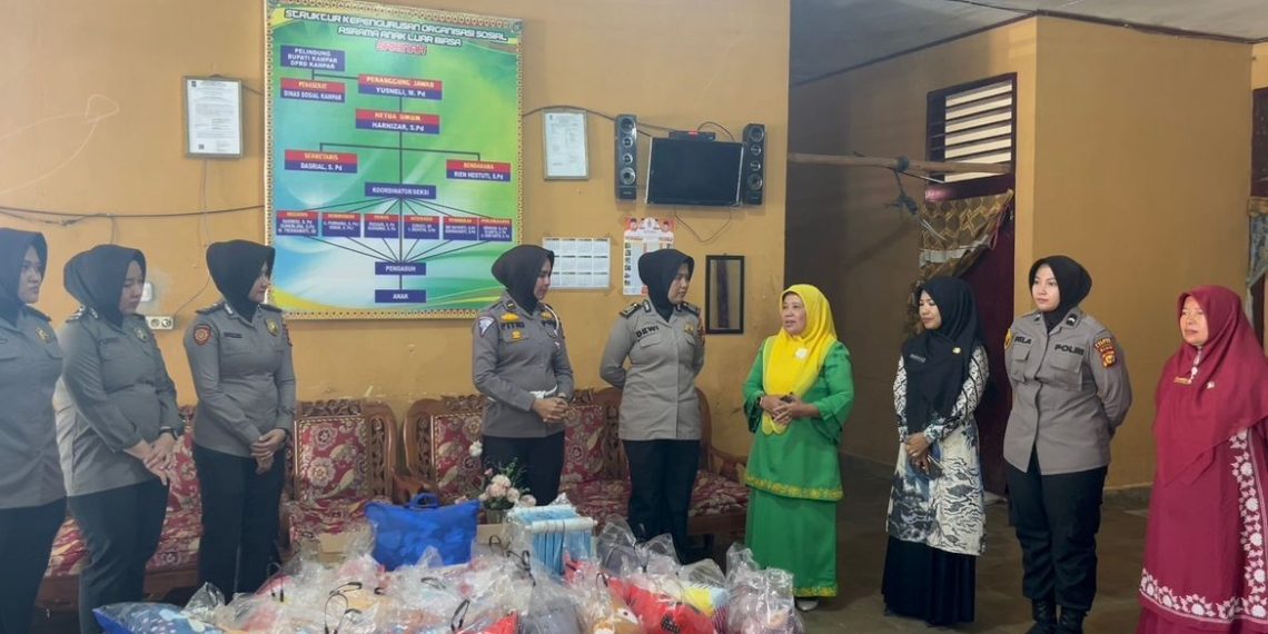 Polwan Cantik Polres Kampar Bakti Sosial ke SLB Bangkinang Kota Dalam Rangka Hari Jadi Polwan Ke-75