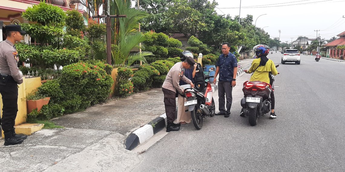 Aksi Polisi Bantu Motor Mogok di Tengah Jalan Ini Tuai Pujian, Sampai Isikan Bensin
