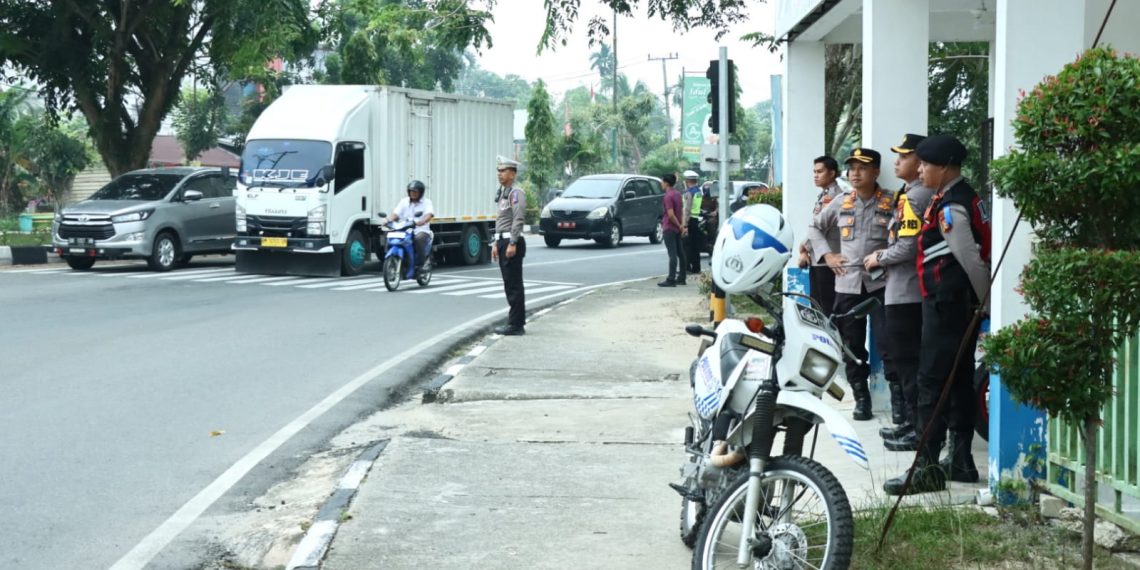 Kapolres Kampar Cek Pelaksanaan Strong Point Pagi, Sekaligus Berikan Pelayanan Kepada Masyarakat