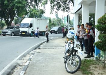 Kapolres Kampar Cek Pelaksanaan Strong Point Pagi, Sekaligus Berikan Pelayanan Kepada Masyarakat