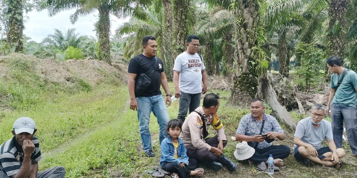 Hindari Konflik Sosial,Polsek Siak Hulu Mediasi Masyarakat Dengan Pemilik Akses Jalan Pribadi Apeng