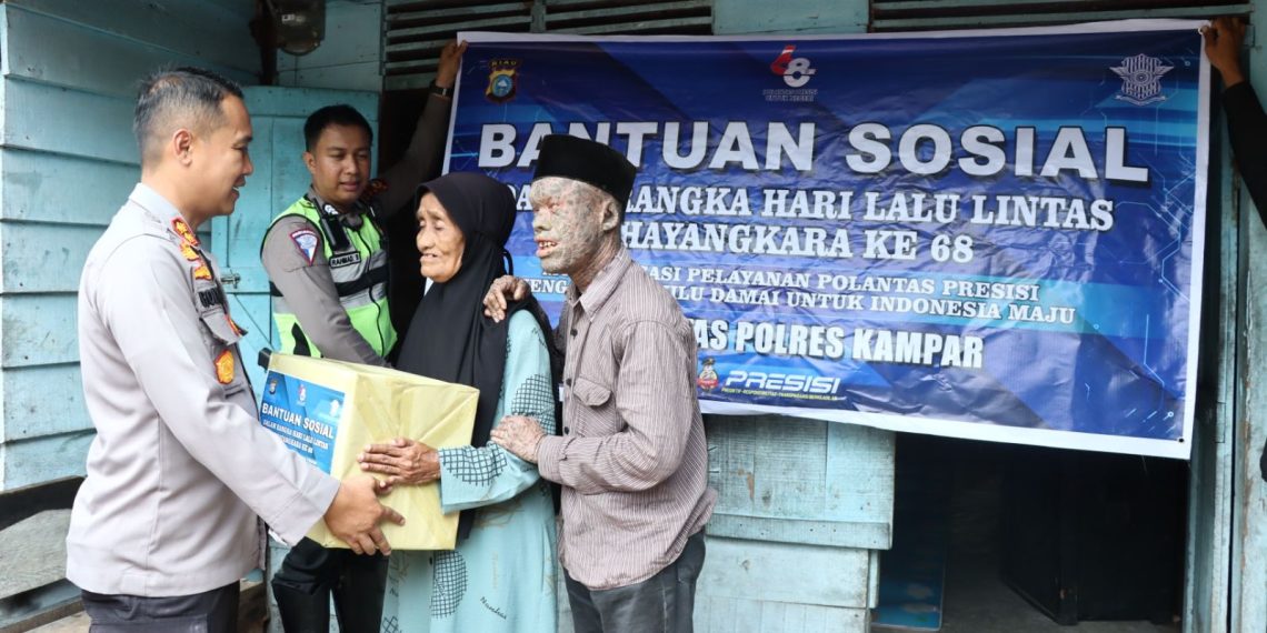 Jelang Hari Lalu Lintas Bhayangkara ke 68, Kapolres Kampar Berikan Bantuan Sosial Kepada Kaum Rentan