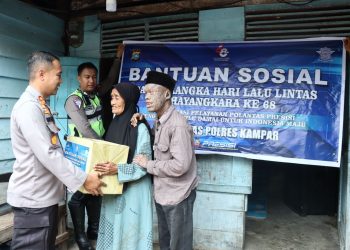 Jelang Hari Lalu Lintas Bhayangkara ke 68, Kapolres Kampar Berikan Bantuan Sosial Kepada Kaum Rentan