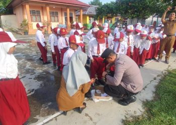 Mengharukan, Ini Yang Dilakukan Anak Buah Kapolda Riau Irjen Iqbal, Beri Sepatu Untuk Anak Kurang Mampu