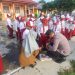 Mengharukan, Ini Yang Dilakukan Anak Buah Kapolda Riau Irjen Iqbal, Beri Sepatu Untuk Anak Kurang Mampu