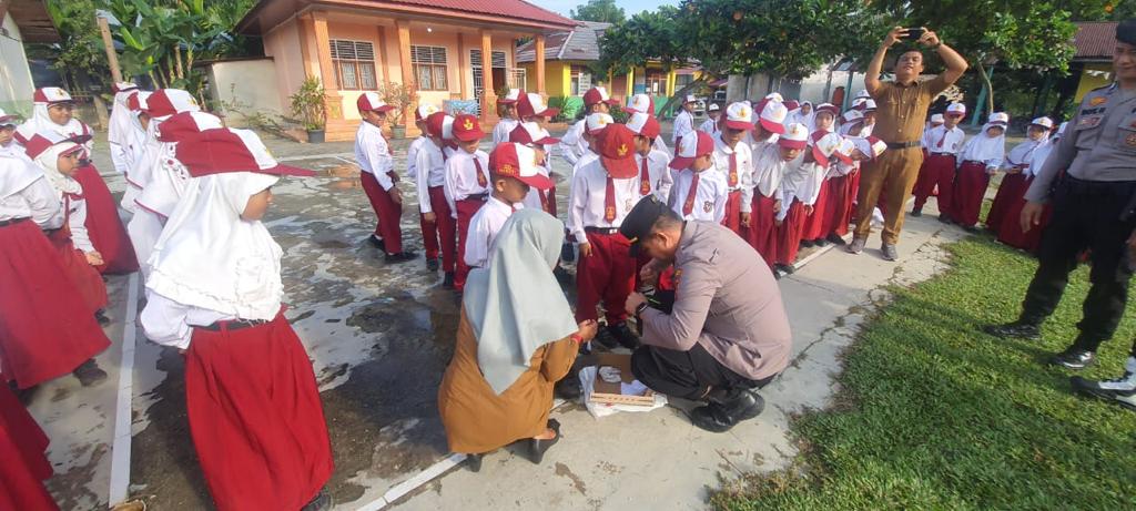 Mengharukan, Ini Yang Dilakukan Anak Buah Kapolda Riau Irjen Iqbal, Beri Sepatu Untuk Anak Kurang Mampu