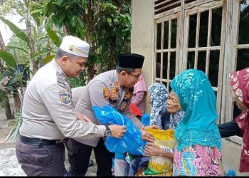 Jumat Barokah, Polsek Siak Hulu Berikan Bansos Kepada Warga Kurang Mampu di Buluh Cina