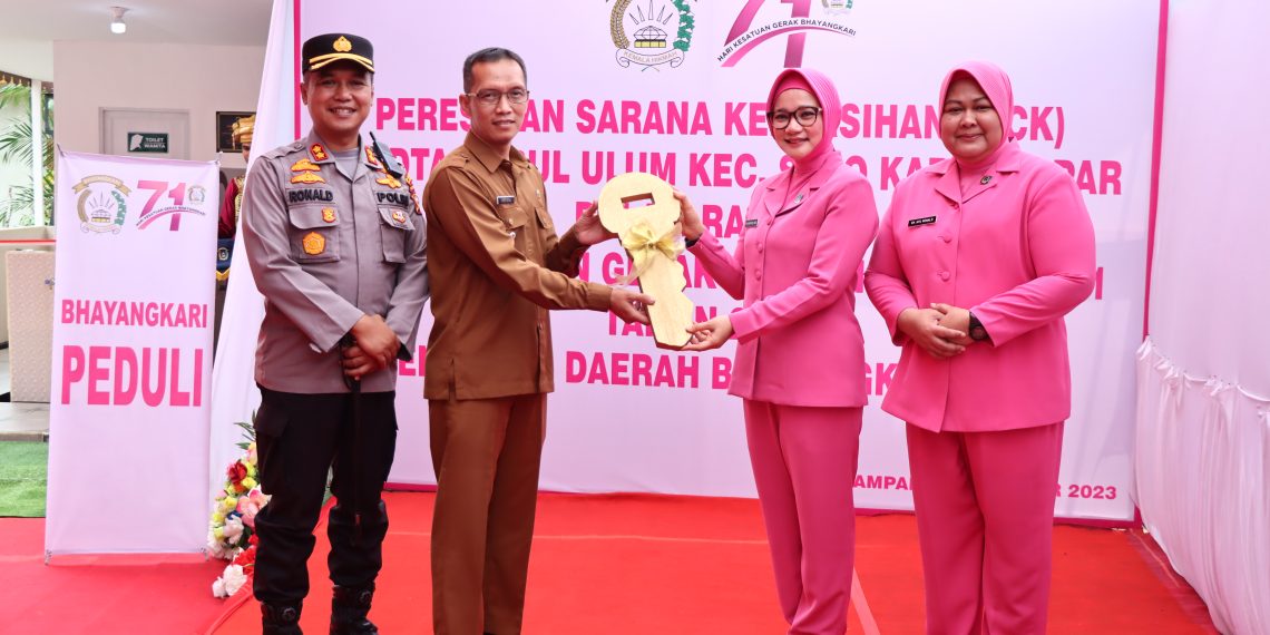 Dalam Rangka HKGB ke- 71, Ketua Bhayangkari Riau Nindya Resmikan MCK Di Desa Ganting Damai