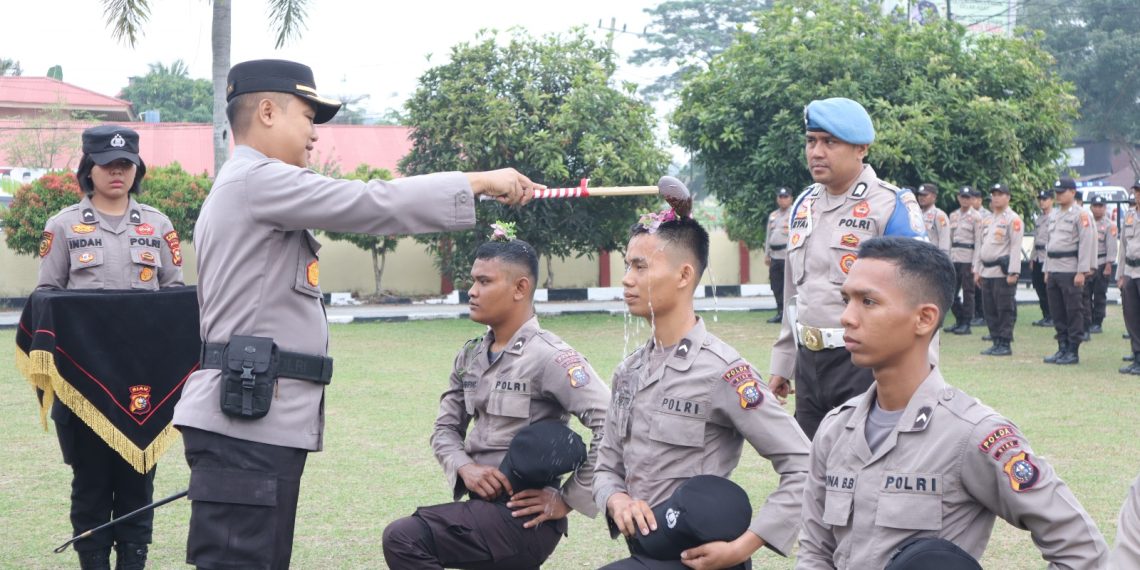 6 Bintara Remaja Polres Kampar Ikuti Tradisi Pembaretan